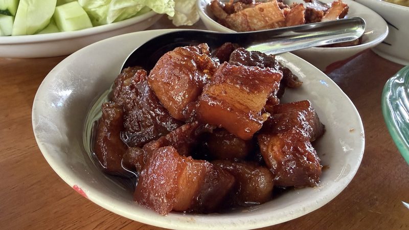 หมูหวานชิ้นหนาเคลือบน้ำตาลสีน้ำตาลเข้มในชามขาว