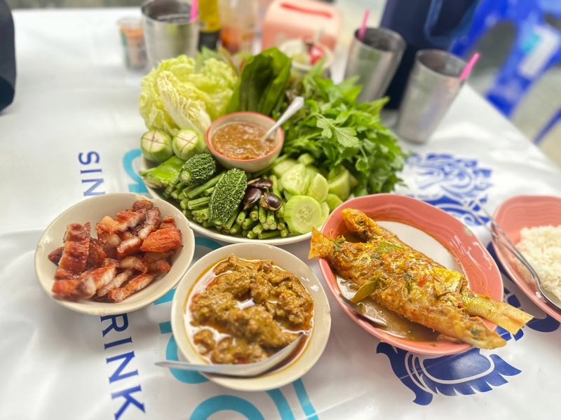 สำรับบนโต๊ะ ถาดผักกับน้ำพริก ปลาทอดราดแกง หมูกรอบ แกงถ้วย และข้าวสวย