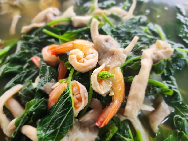 ผักใบเขียวเข้มผัดกับกุ้งและปลาหมึก